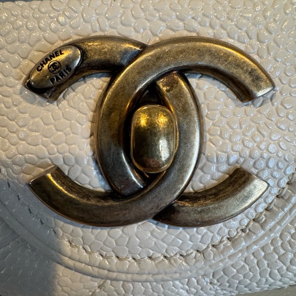 CHANEL Caviar Quilted Jumbo Easy Flap Bag - Picture 3 of 14